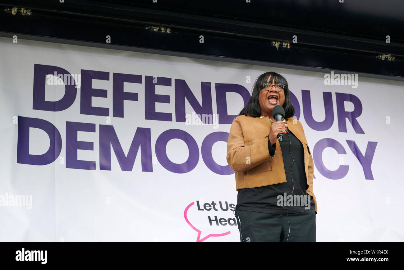 Londres, Royaume-Uni. 16Th Jun 2019. Diane Abbott Shadow Home Secretary, parlant au vote du peuple, "défendra notre démocratie" à l'extérieur du Parlement. Les militants et sympathisants inscrivez-vous une croix sur la partie Rally appelant les gens à arrêter de Boris Johnson forcer sur sa politique de la terre brûlée Brexit sur le pays. Crédit : Thomas Bowles/Alamy Live News Banque D'Images