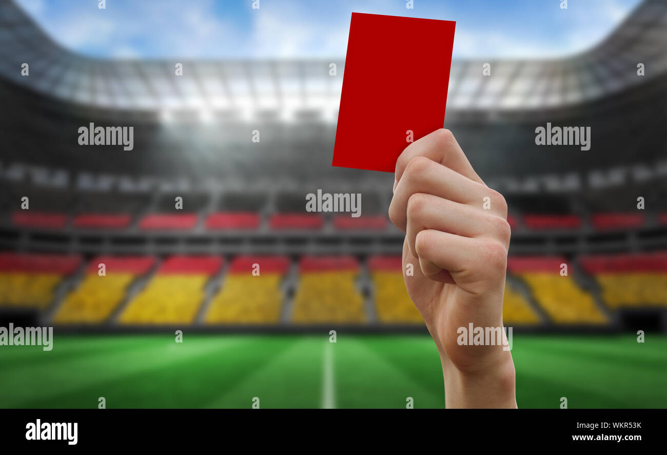 Hand holding up carton rouge contre stadium plein de fans de football,  Allemagne Photo Stock - Alamy