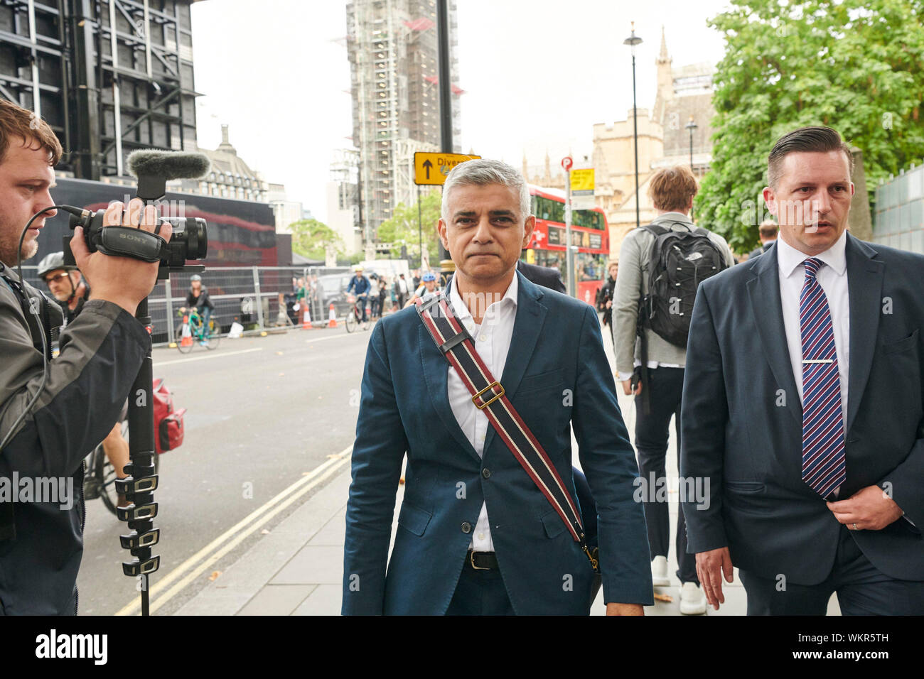 Londres, Royaume-Uni. 16Th Jun 2019. Sadiq Kahn quitte le vote du peuple, "défendra notre démocratie", à l'extérieur du Parlement. Les militants et sympathisants inscrivez-vous une croix sur la partie Rally appelant les gens à arrêter de Boris Johnson forcer sur sa politique de la terre brûlée Brexit sur le pays. Crédit : Thomas Bowles/Alamy Live News Banque D'Images