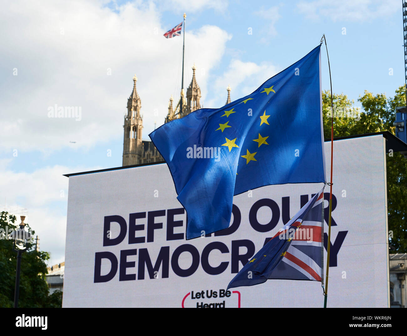 Londres, Royaume-Uni. 16Th Jun 2019. Vote du peuple, "défendra notre démocratie Rally' à l'extérieur du Parlement. Les militants et sympathisants inscrivez-vous une croix sur la partie Rally appelant les gens à arrêter de Boris Johnson forcer sur sa politique de la terre brûlée Brexit sur le pays. Crédit : Thomas Bowles/Alamy Live News Banque D'Images