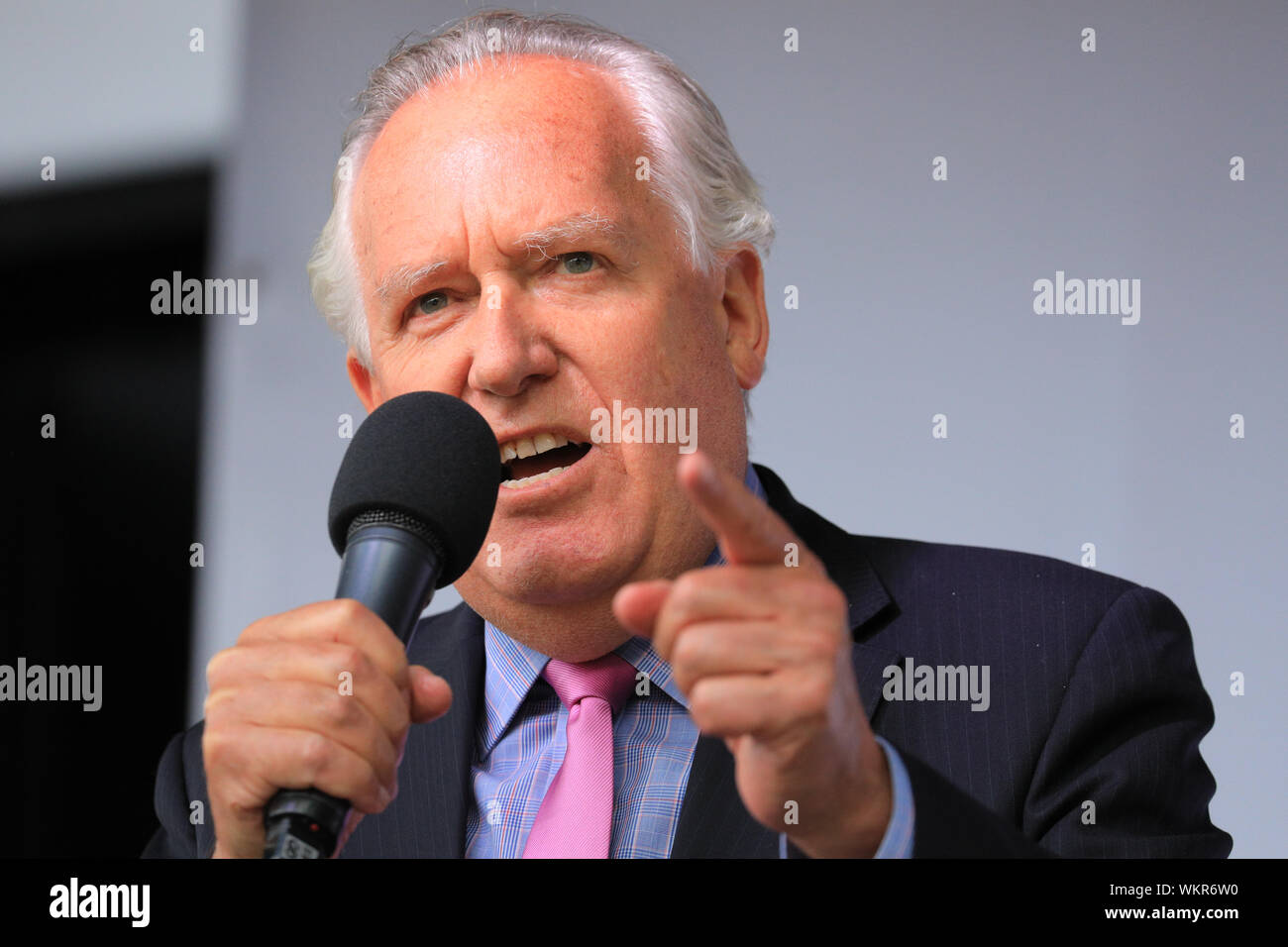 Westminster, Londres, le 04 septembre 2019. Lord Peter Hain, Seigneur du travail. Les politiciens parlent avec passion sur scène. parle lors de la vote du peuple rassemblement à la place du Parlement, Westminster, dans le but d'obtenir un vote final sur Brexit. De nombreux orateurs ont peu de temps après, se précipiter dans le Parlement à voter dans une autre série de décisions connexes Brexit cruciales à prendre. Credit : Imageplotter/Alamy Live News Banque D'Images