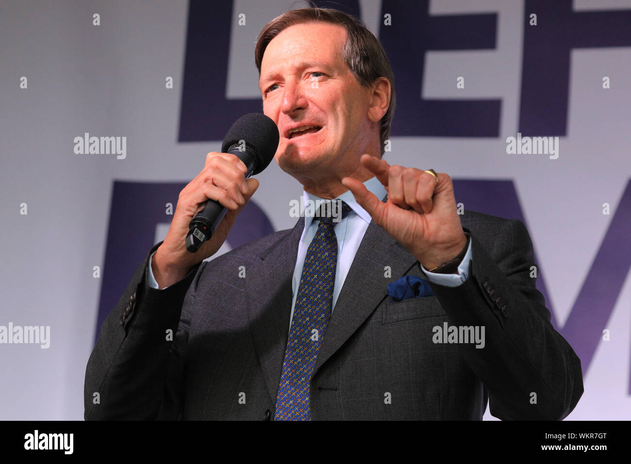 Westminster, Londres, le 04 septembre 2019. Dominic Grieve, député, parle passionnément sur scène. Parle au rassemblement des voix du peuple sur la place du Parlement, à Westminster, dans le but d'obtenir un vote final sur le Brexit. Peu après, de nombreux orateurs se sont précipités au Parlement pour voter une nouvelle série de décisions cruciales liées au Brexit. Credit: Imagetraceur/Alamy Live News Banque D'Images