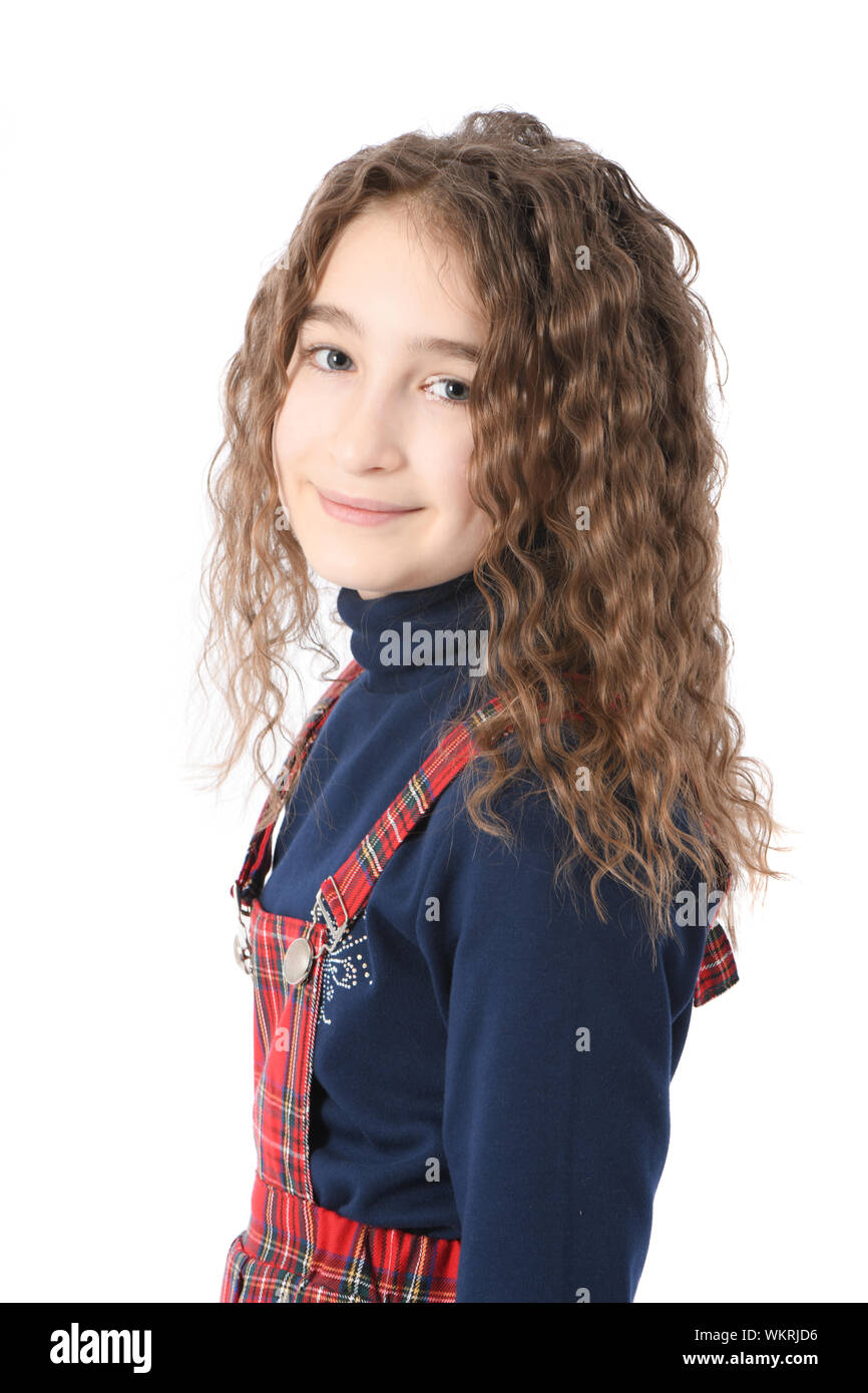 Portrait de l'adorable smiling écolière avec curl cheveux isolé sur un fond blanc. Photo haute résolution. La profondeur de champ. Banque D'Images