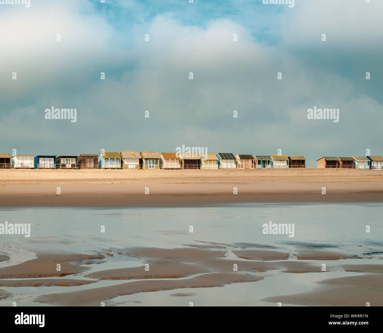 Cabines de plage sur la plage de sable à marée basse Banque D'Images