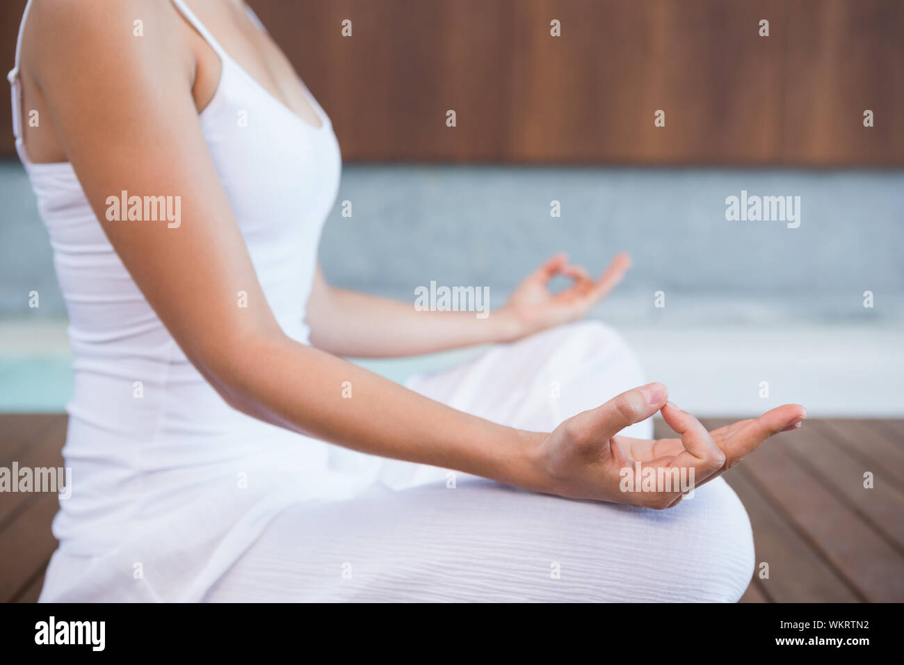 La femme en blanc assis en lotus de poser dans les health spa Banque D'Images