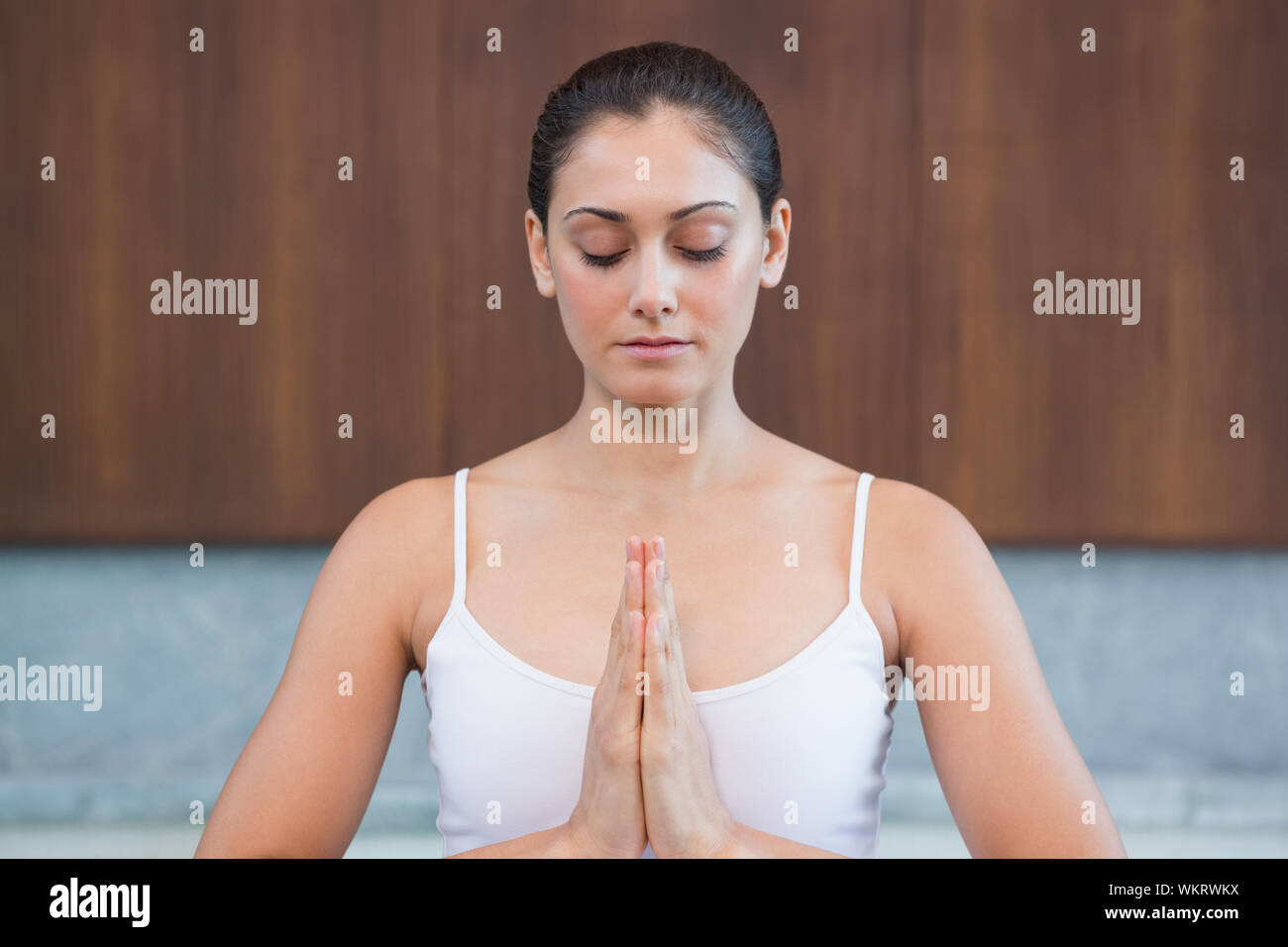 La femme en blanc assis en lotus de poser dans les health spa Banque D'Images