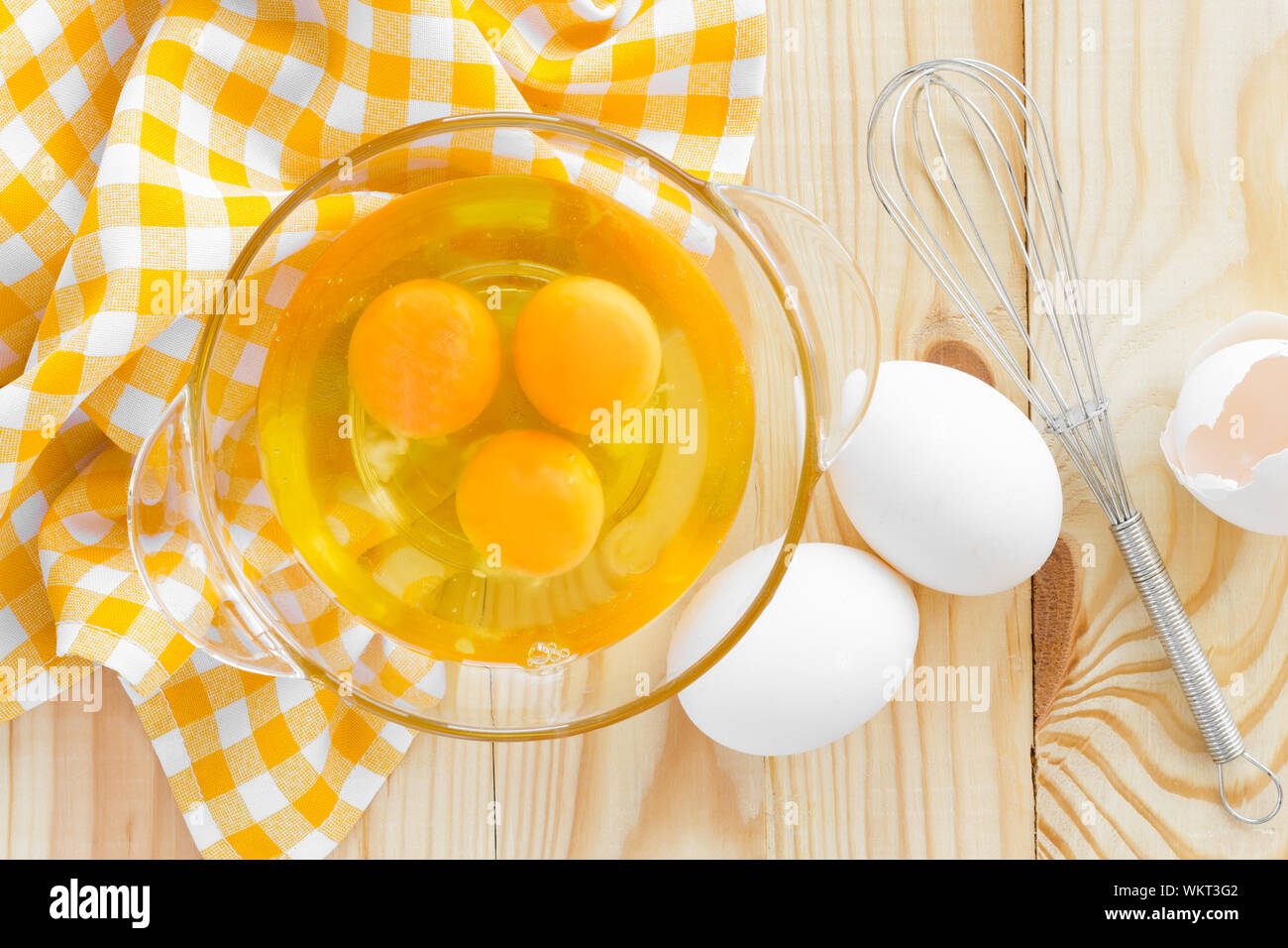Fouetter les oeufs crus Banque D'Images