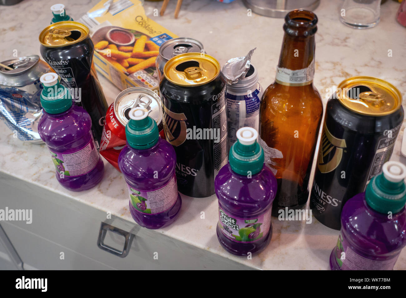 Boîtes de boissons et les bouteilles vides après une fête Banque D'Images