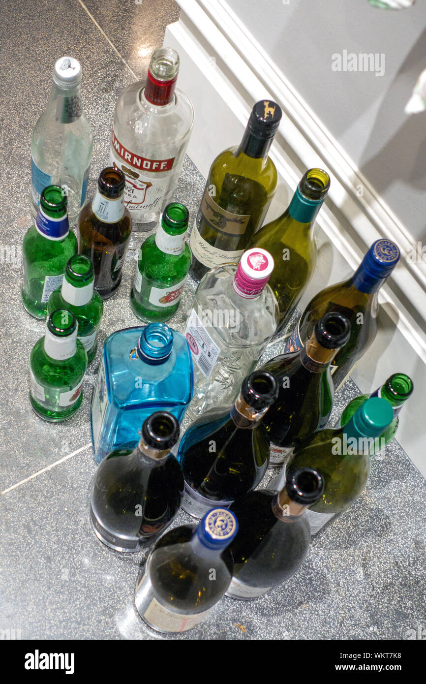 Les bouteilles d'alcool vide laissé après une fête Banque D'Images