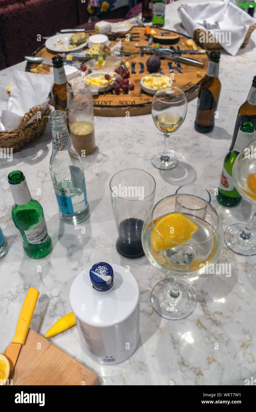 Bouteilles et verres à gauche après une partie Banque D'Images