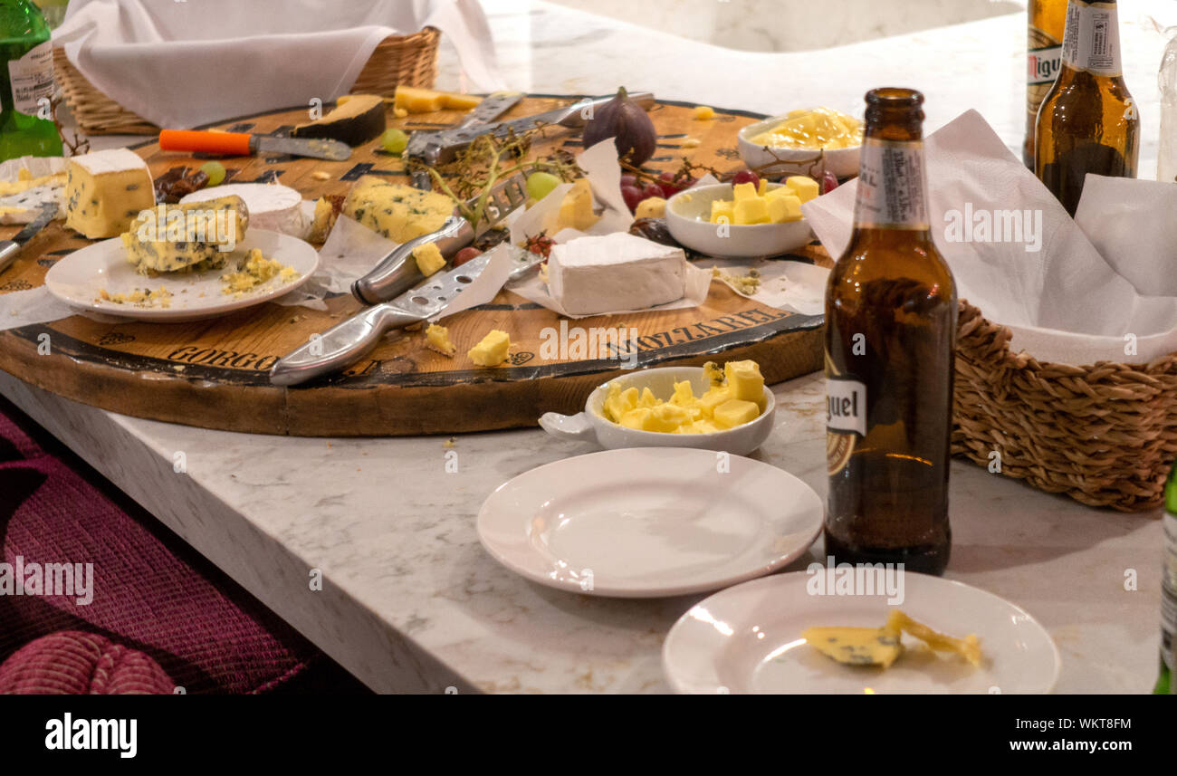 Libre d'un plateau de fromages à gauche après une partie Banque D'Images