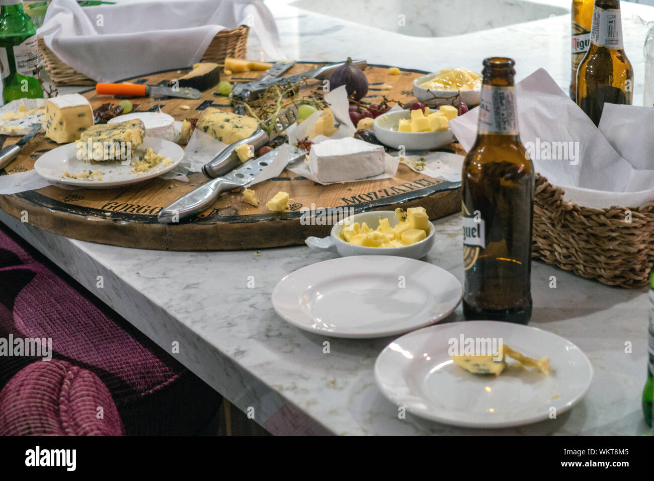 Libre d'un plateau de fromages à gauche après une partie Banque D'Images