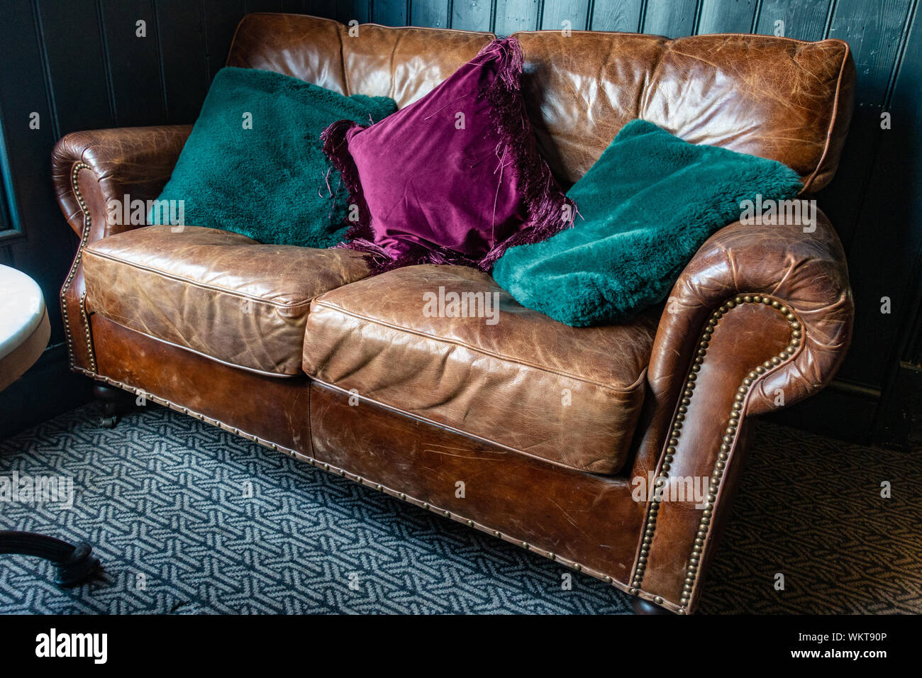 Vieux canapé en cuir brun Photo Stock - Alamy