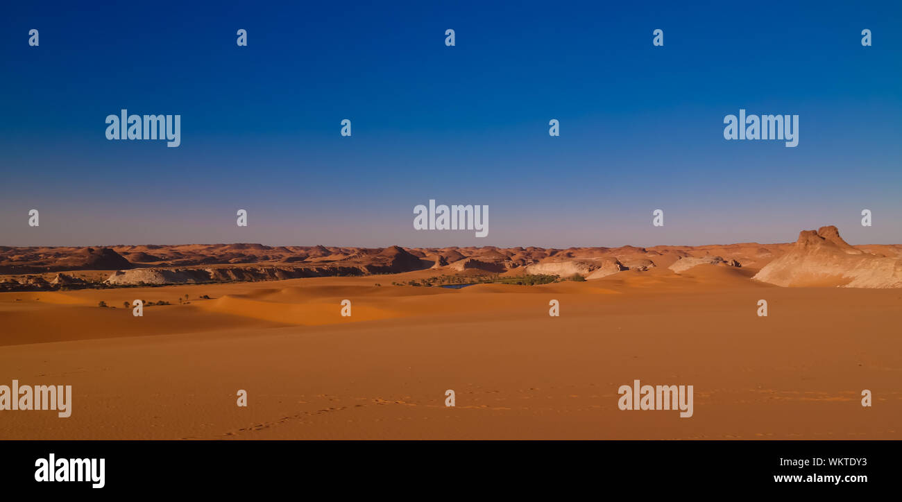 Vue panoramique vue Aérienne pour Ahoita Daleyala Djiara, lacs, et Boukkou groupe d'Ounianga Serir lacs au coucher du soleil , l'Ennedi, Tchad Banque D'Images