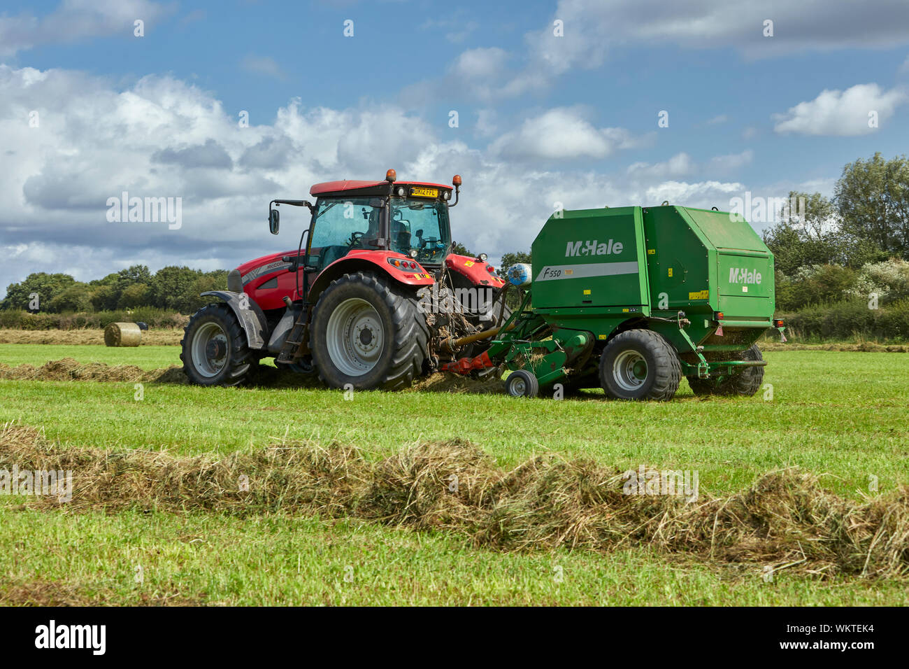 McCormick MTX150 tracteur avec un F550 McHale bailer Banque D'Images