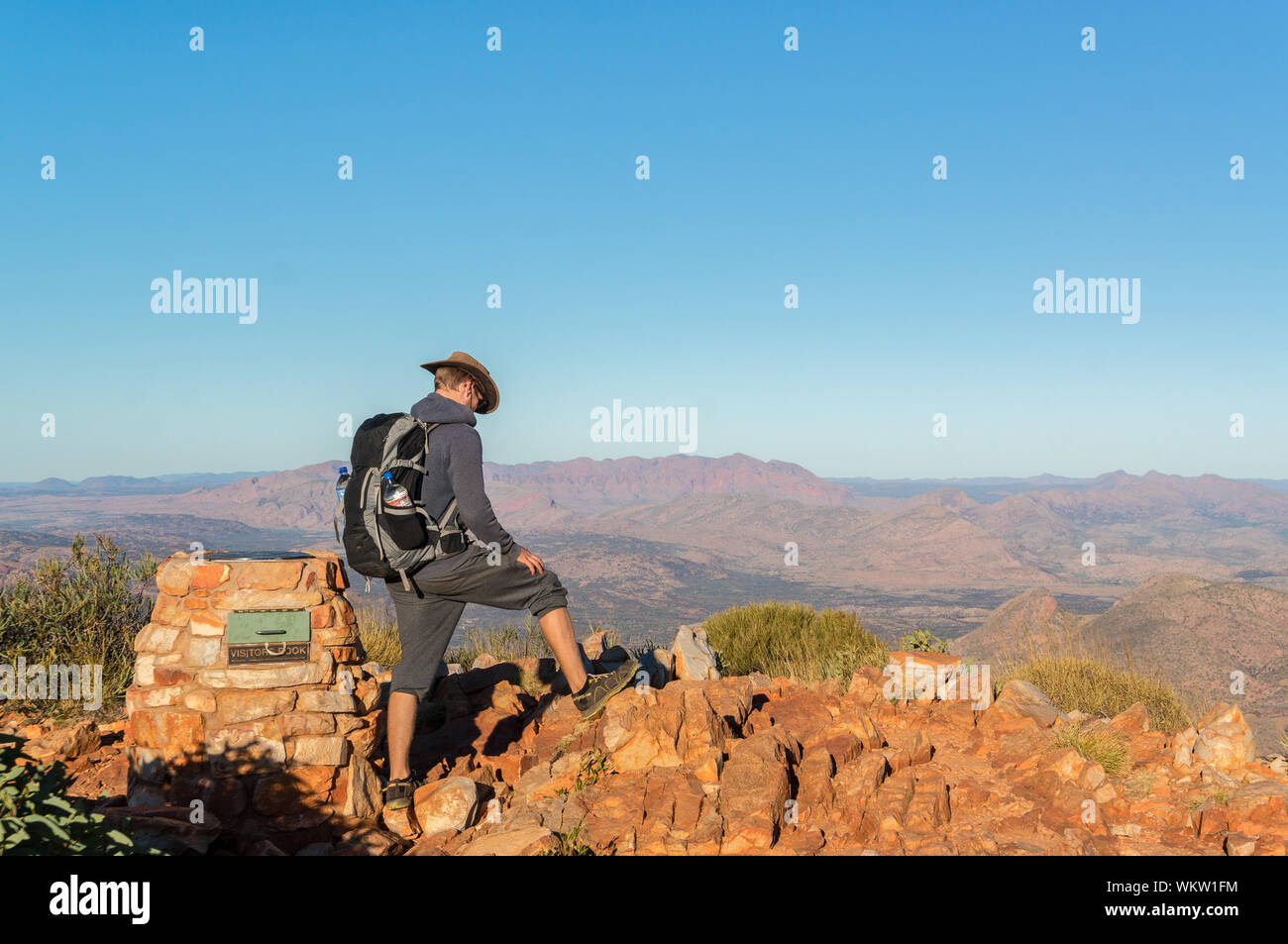 Man enjoying view après une randonnée au sommet du Mont Sonder juste en dehors d'Alice Springs, West MacDonnel National Park, Australie Banque D'Images