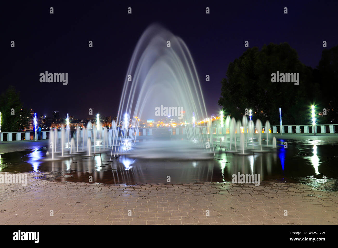Pittoresque, belle fontaine sur le fond du ciel nocturne en ville. Voir la soirée de Dnepropetrovsk, Ukraine, ville de Dnipro. Banque D'Images
