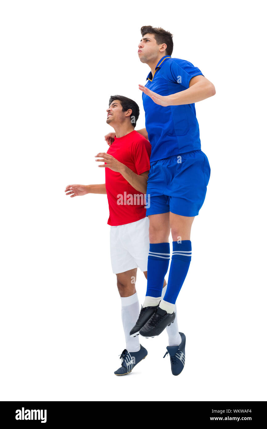 Joueurs de football pour attaquer la balle sur fond blanc Banque D'Images