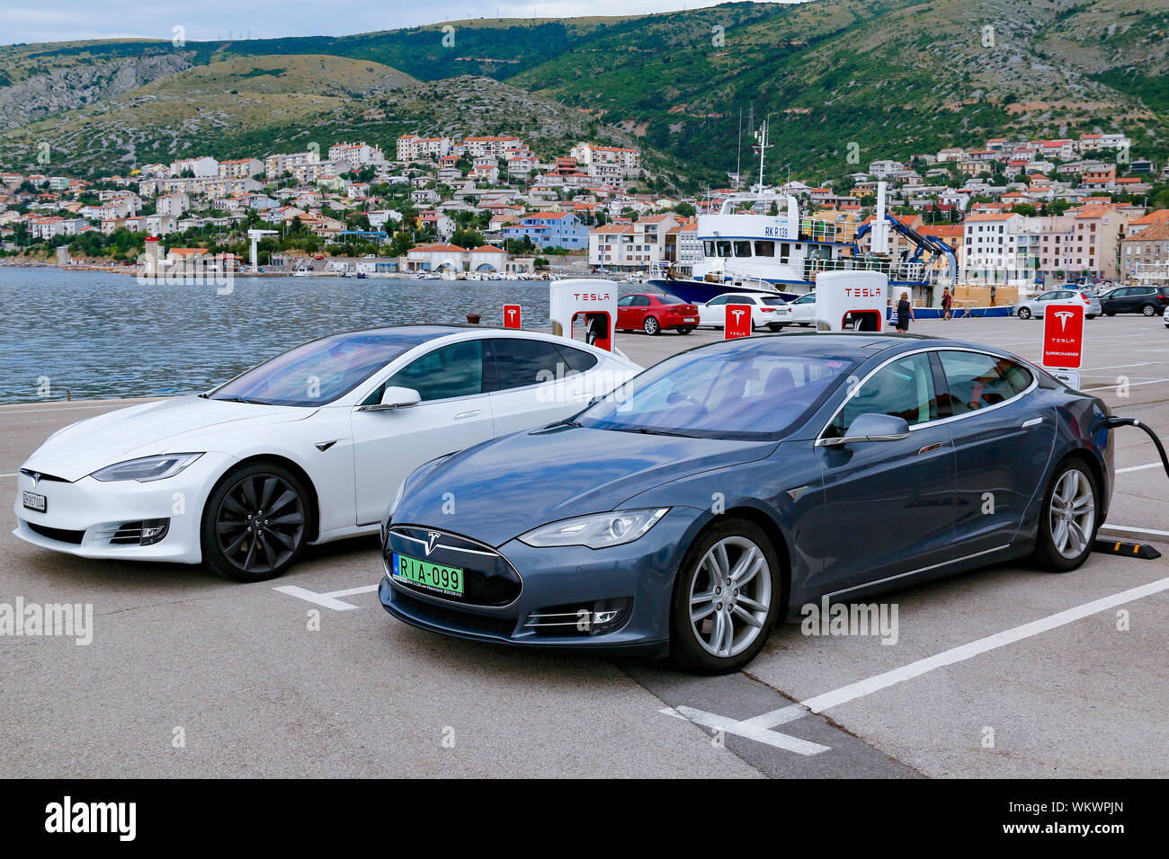 Deux voitures électriques Tesla recharge à côté de la mer Adriatique, dans la ville de Senj en Croatie Banque D'Images