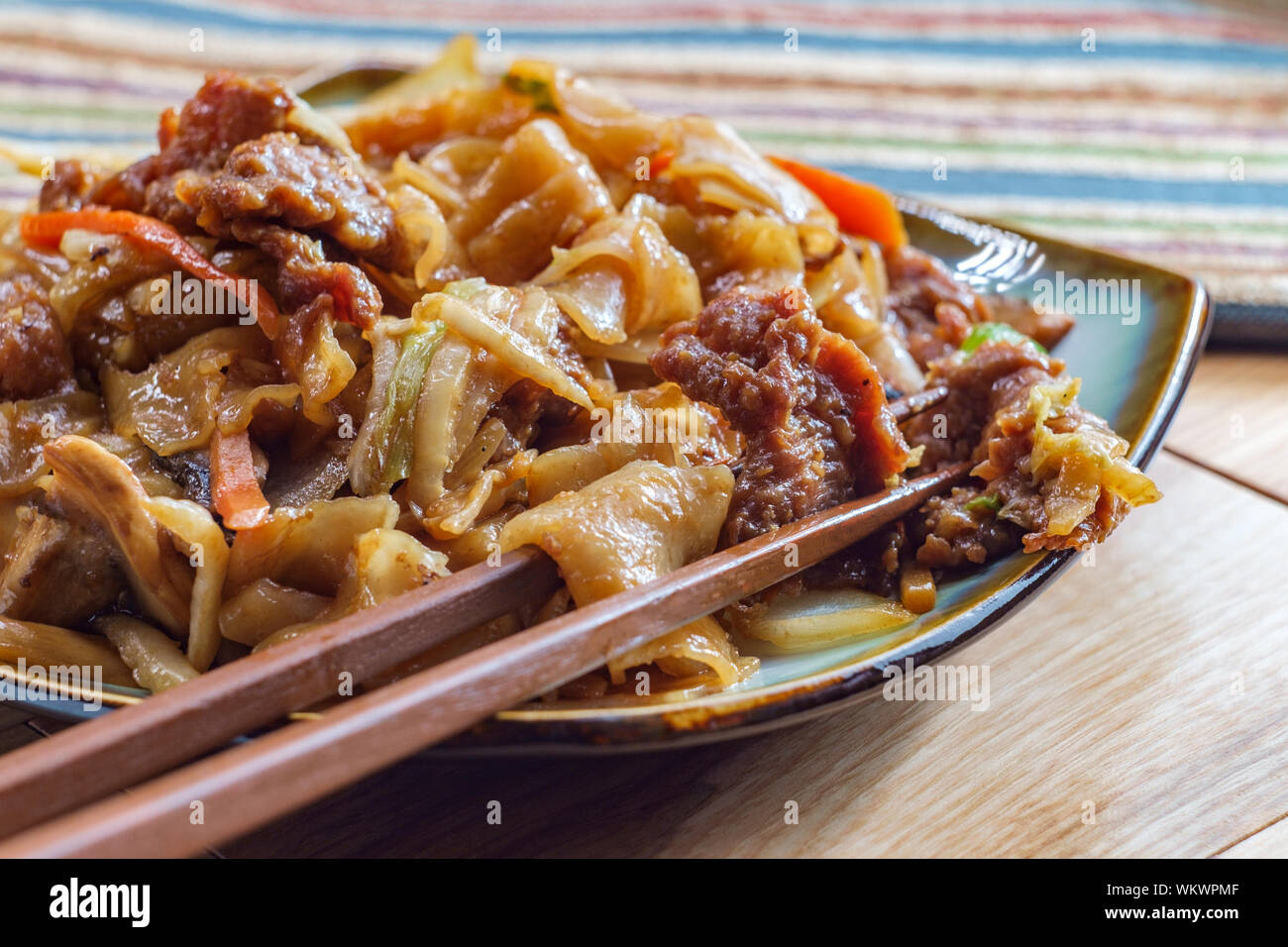 Sauté de boeuf chinois chow fun avec hor fun nouilles de riz larges le chou et les carottes Banque D'Images