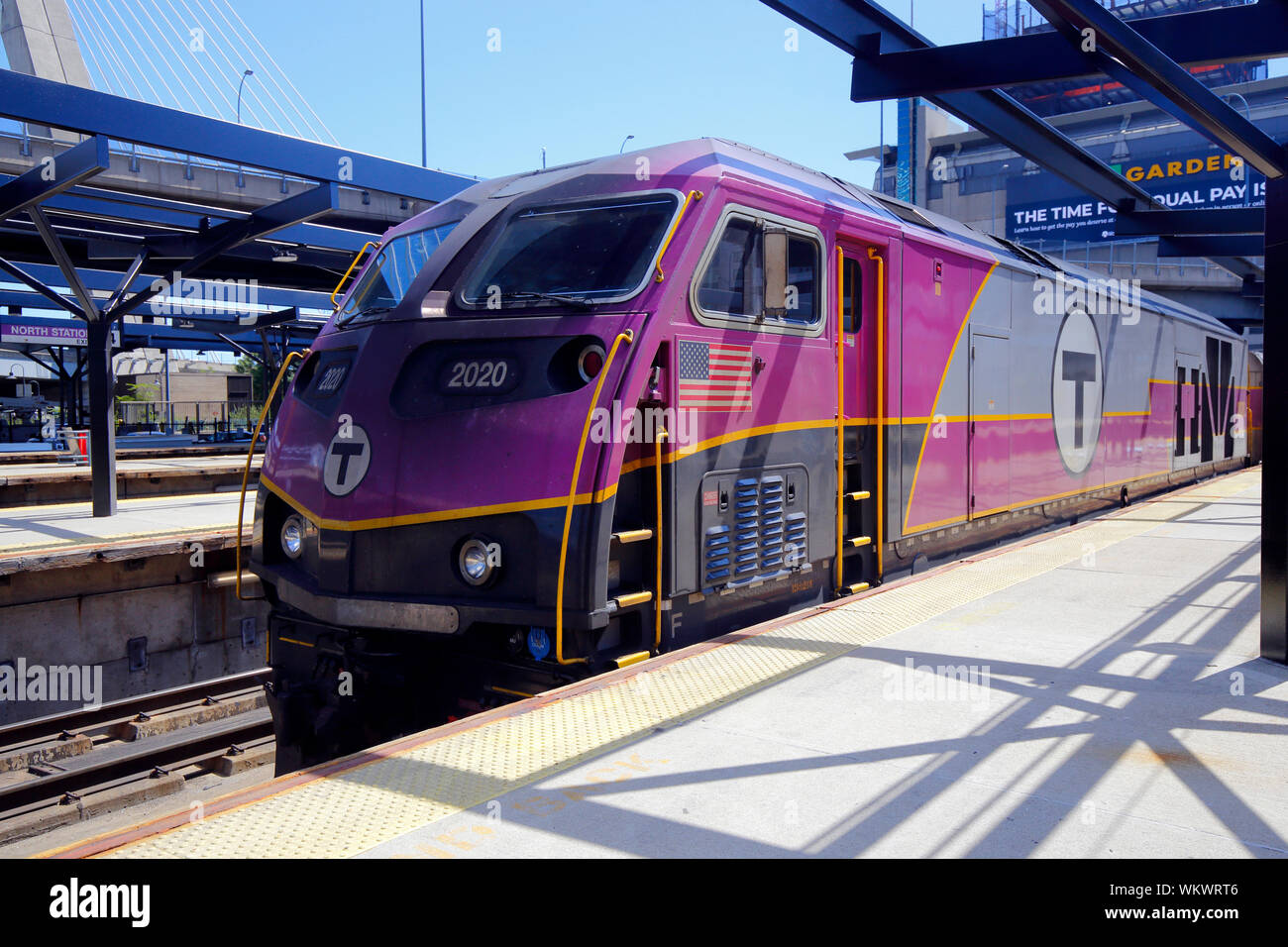 Un train de banlieue 2020 de la Massachusetts Bay Transportation Authority (MBTA) à la gare nord de Boston, ma Banque D'Images