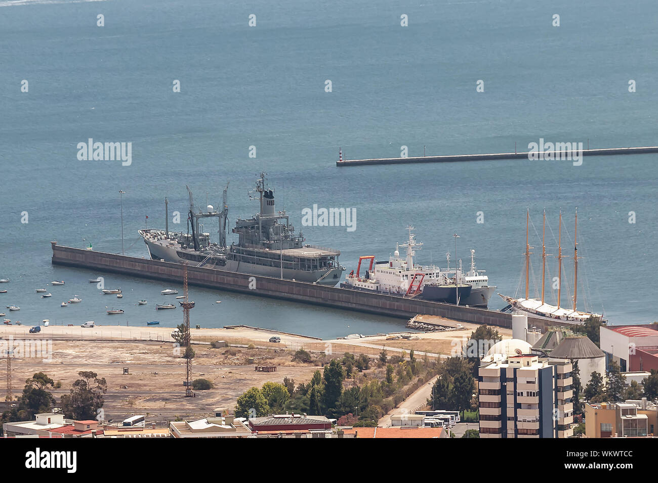 Vue aérienne des navires dans le port de Almada, Lisbonne, Portugal Banque D'Images