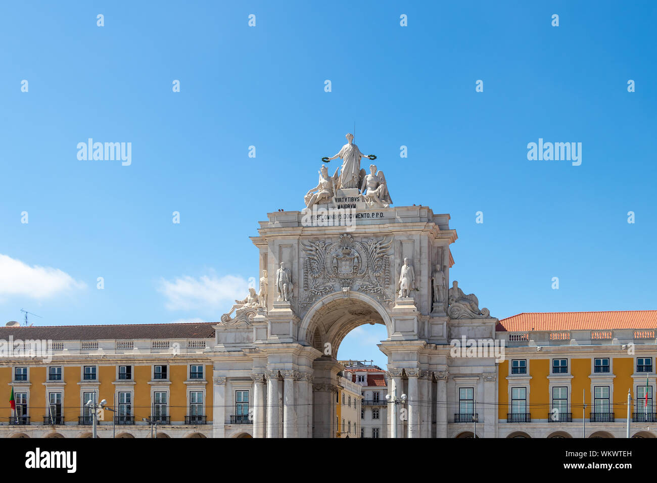 Vue sur l'arc de triomphe sur la place Praça do Comércio (Place du Commerce), situé dans la ville de Lisbonne, Portugal Banque D'Images