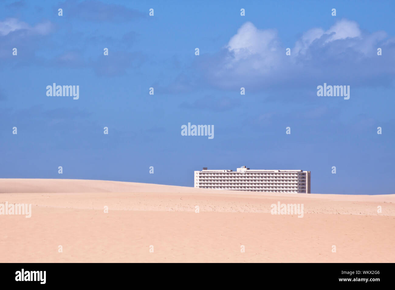 Hôtel moderne au milieu du désert de sable. Banque D'Images