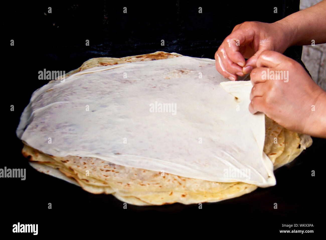 La cuisson des crêpes marocaines traditionnelles Banque D'Images