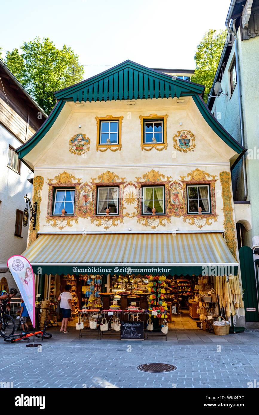 23 Juillet 2019 : Belle maison colorée avec la peinture à Sankt Wolfgang im Salzkammergut, sur le lac Wolfgangsee. L'Autriche, Salzbourg Banque D'Images