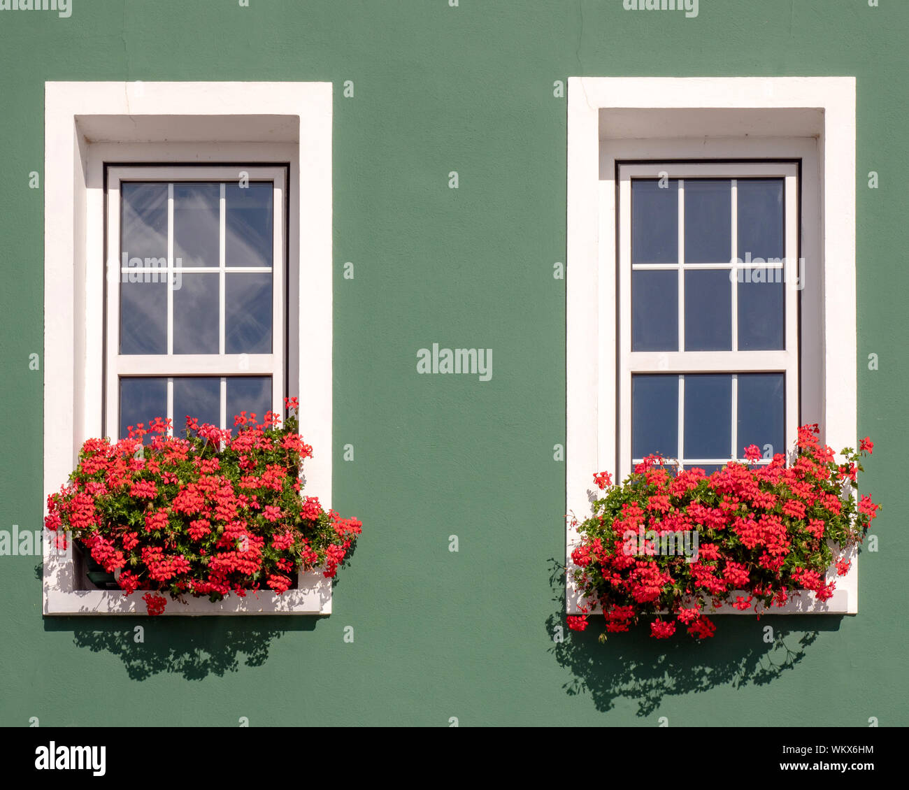 La fenêtre Windows avec des jardinières de fleurs dans le village de Gorey, Jersy, Channel Islands. Banque D'Images