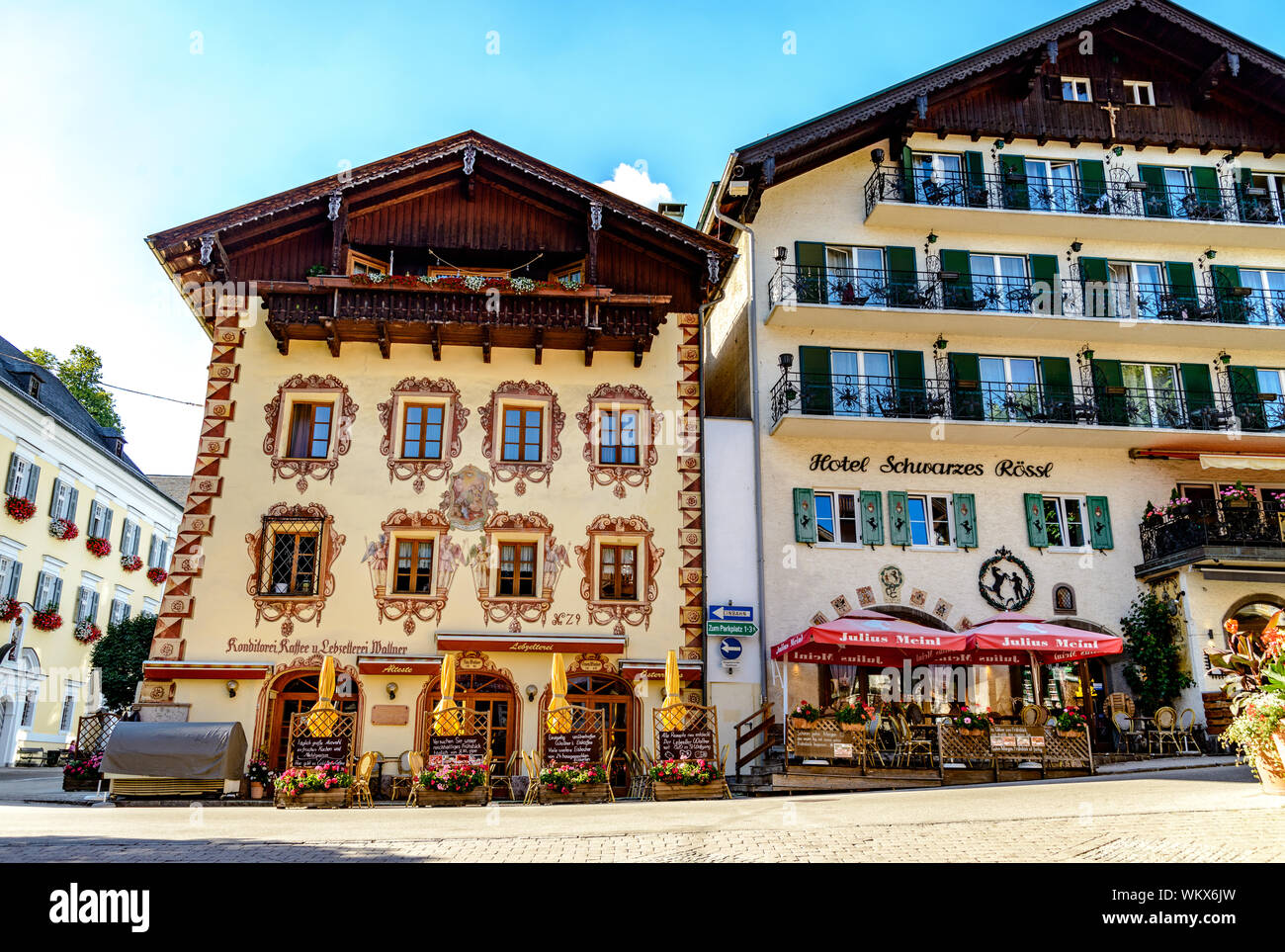 23 Juillet 2019 : Belle maison avec la peinture à Sankt Wolfgang im Salzkammergut, sur le lac Wolfgangsee. Hotel Schwarzes Rosslyn, Konditorei, café, restaurant Banque D'Images