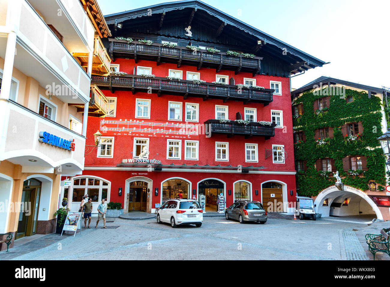 23 Juillet 2019 : Belle maison rouge avec la peinture à Sankt Wolfgang im Salzkammergut, sur le lac Wolfgangsee. Hotel Im Weissen Rosslyn. L'Autriche, Salzbourg Banque D'Images