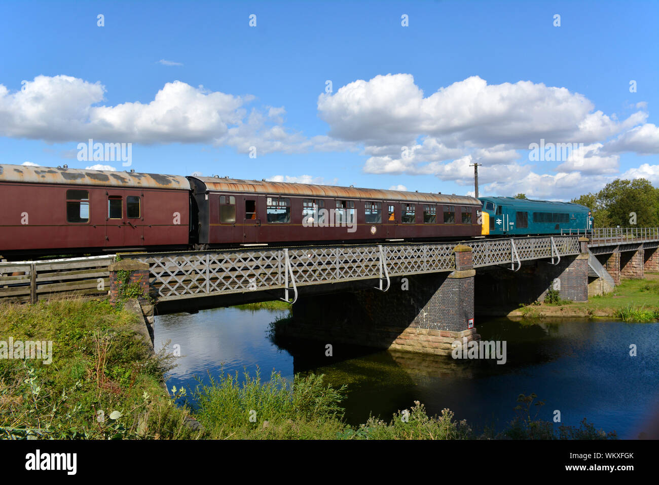 Locomotive diesel-électrique de classe 45 45041 Royal Tank Regiment quitte la station de Oundle et traverse la rivière Nene sur le Nene Valley Railway Banque D'Images