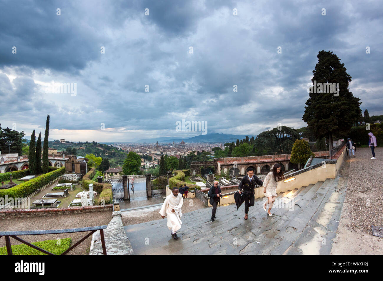 Deux jeunes mariés en direction de San Miniato al Monte. Florence, Toscane. Italie Banque D'Images