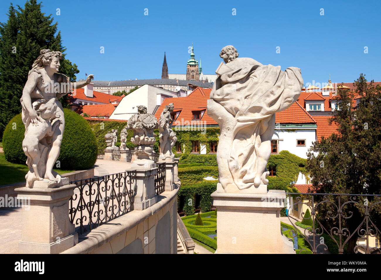 République tchèque, Prague - 18e siècle jardin Vrtbovska vrtba (Zahrada) et hradcany castle Banque D'Images