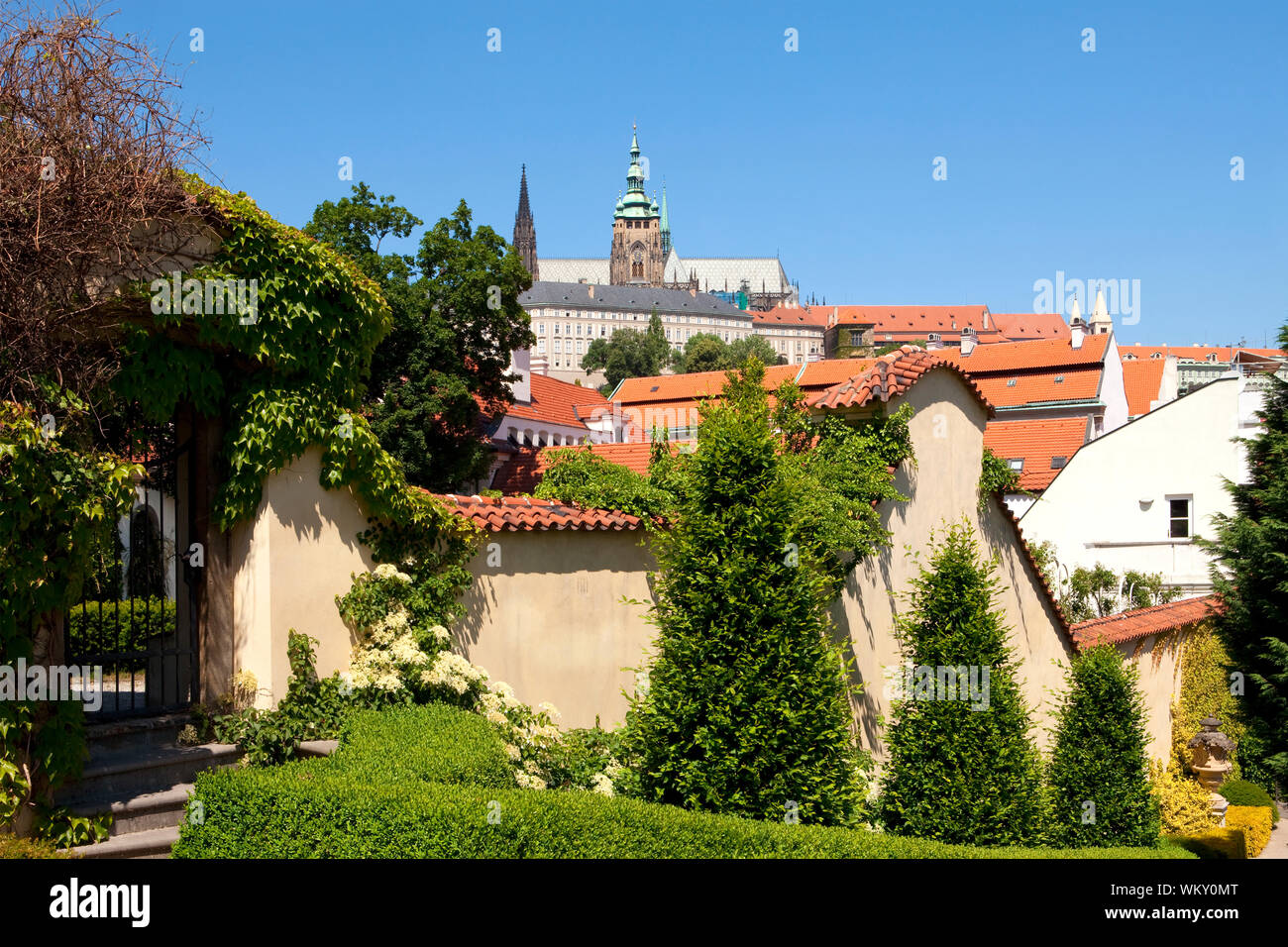 République tchèque, Prague - 18e siècle jardin Vrtbovska vrtba (Zahrada) et hradcany castle Banque D'Images