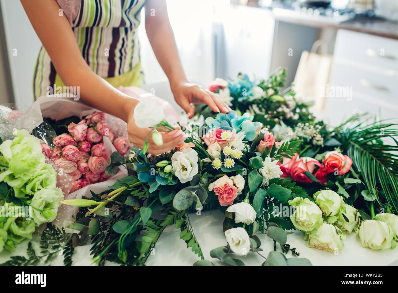 Femme fleur fleuriste création de composition à la maison. Bouquet de mariage composition des travailleurs. Les petites entreprises Banque D'Images