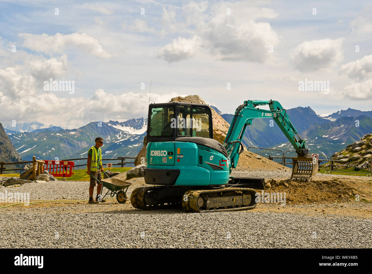 La masse des travailleurs en cas de transfert de l'entretien avec une mini pelle au Pavillon station de téléphérique de Skyway Monte Bianco en été, Courmayeur, Aoste, Italie Banque D'Images