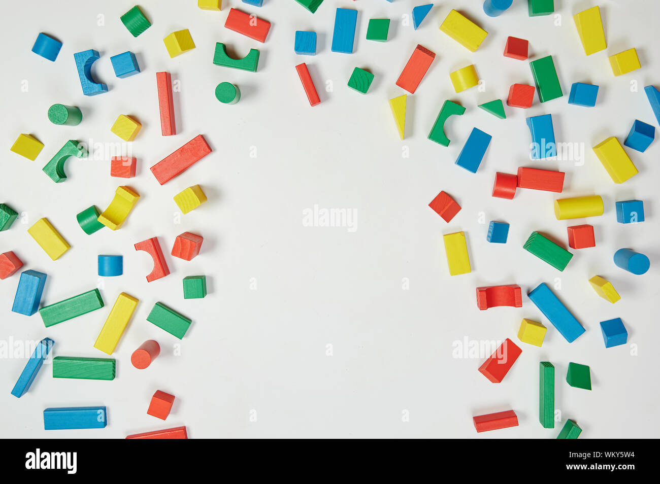 Abstract colorful background. Les briques en bois multicolore isolé sur fond blanc Banque D'Images