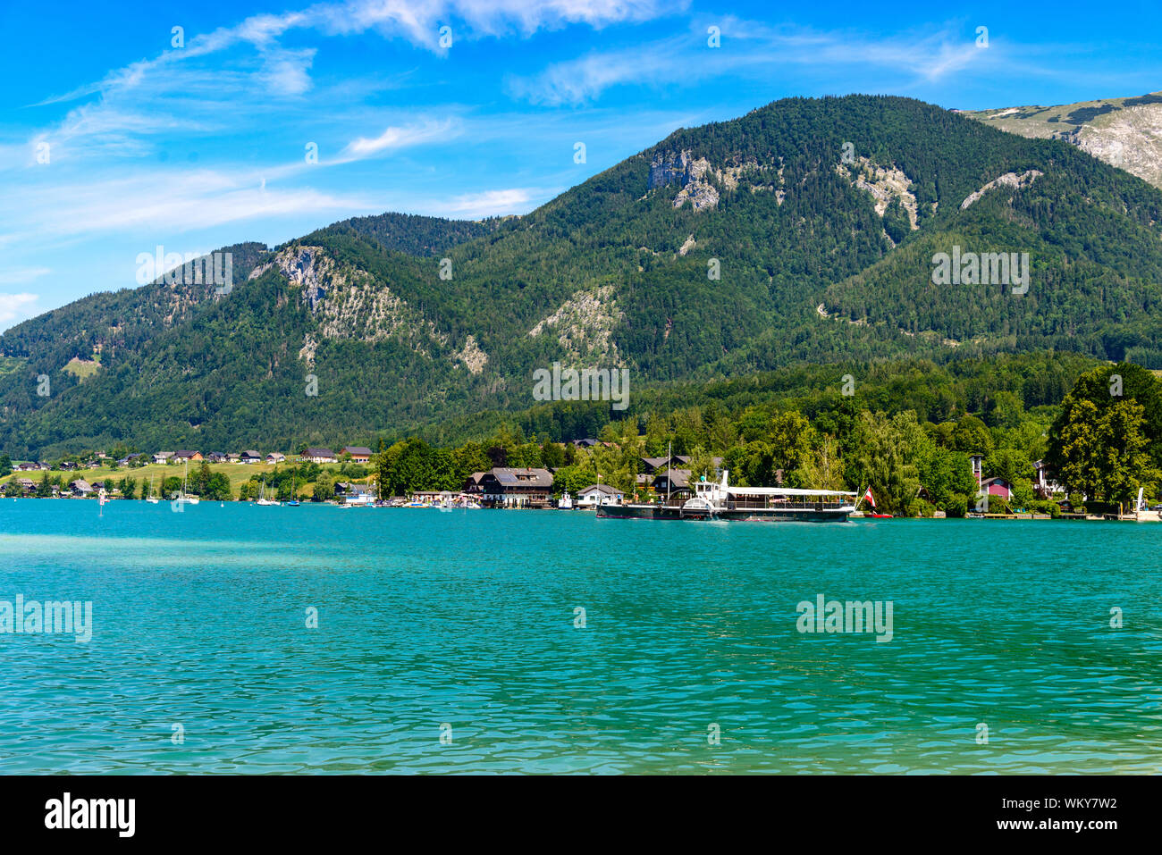 Belle vue de Sankt Wolfgang im Salzkammergut sur les montagnes des Alpes, navire à vapeur Kaiser Franz Josef I, le lac Wolfgangsee. L'Autriche, Salzbourg Banque D'Images