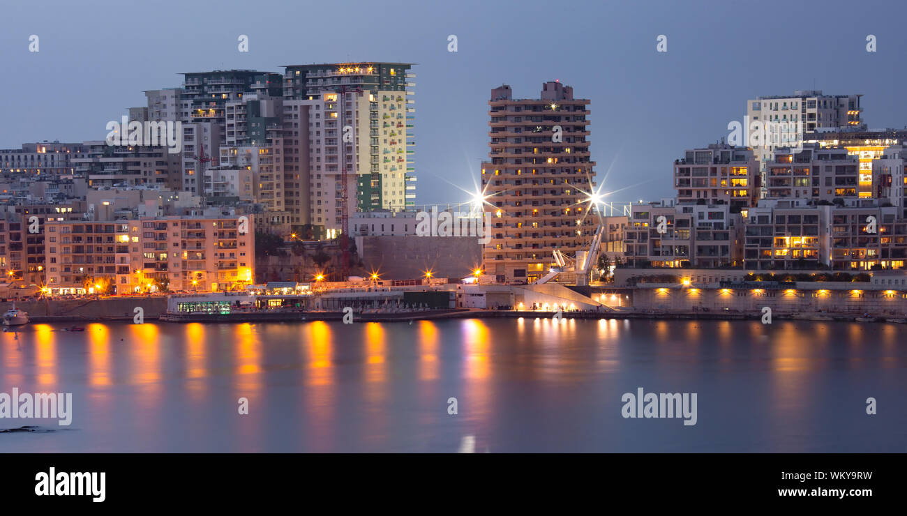 Silema Skyline at night, Malte Banque D'Images