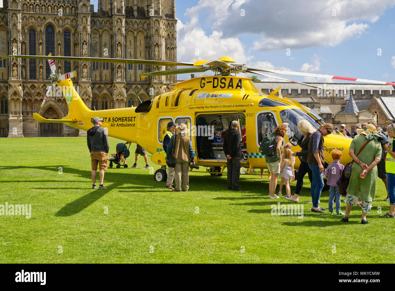 Personnes qui interagissent avec l'équipe d'ambulanciers de Somerset et de Dorset Banque D'Images