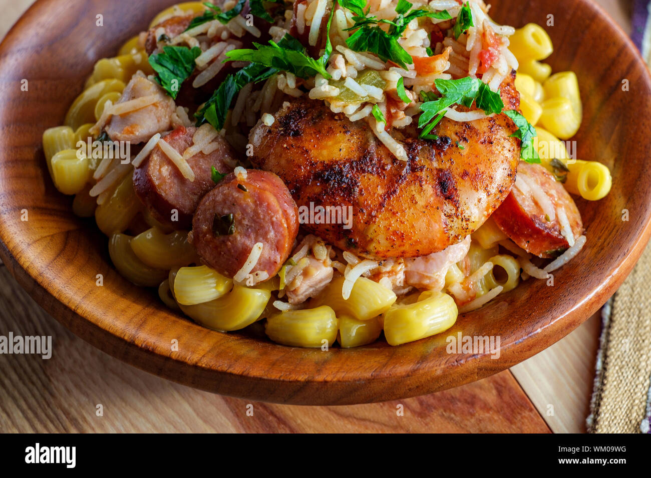 Bol de crevettes poulet créole et Jambalaya andouille avec macaroni et fromage Banque D'Images