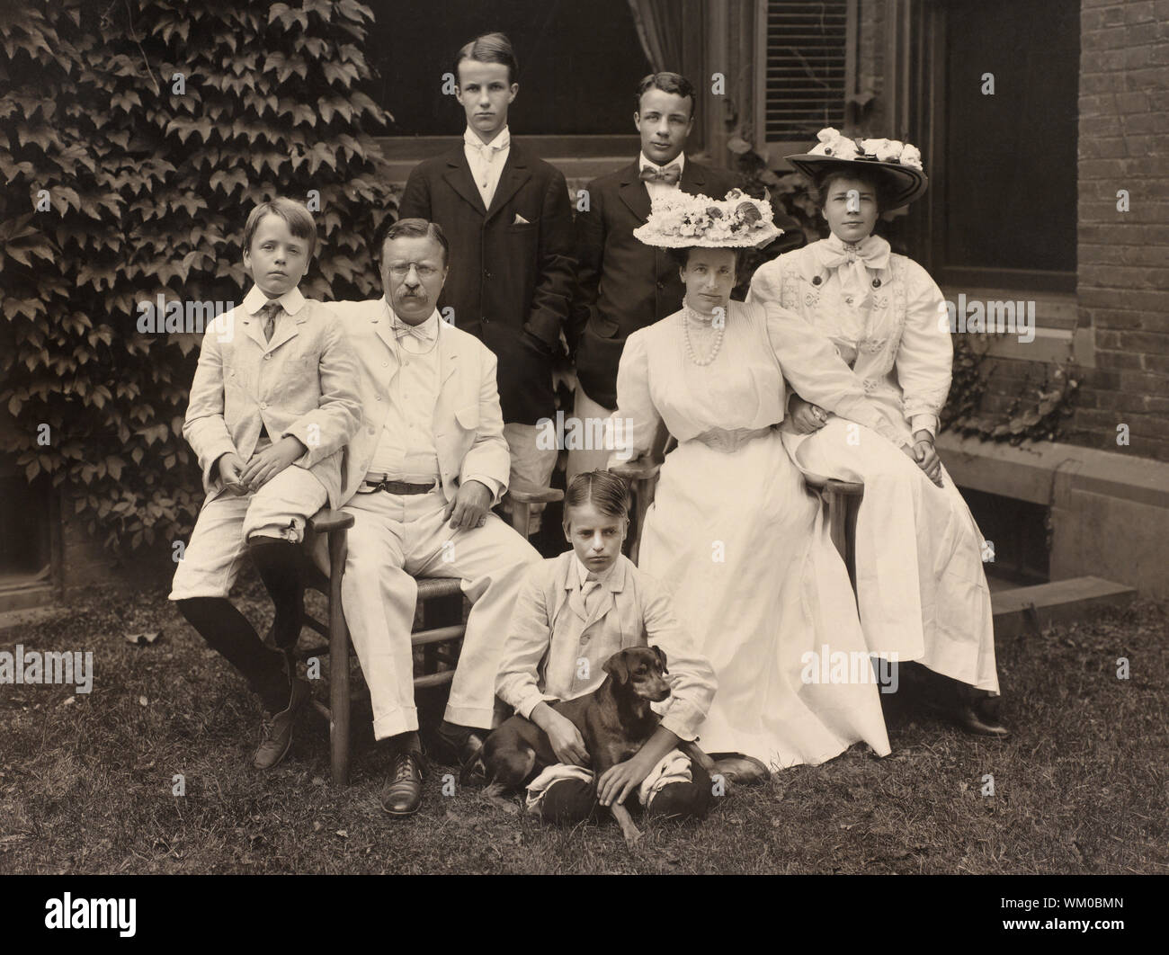 Le président américain Theodore Roosevelt et épouse Edith entourés de leurs enfants, Portrait en pied, photo de Pach Bros., 1907 Banque D'Images