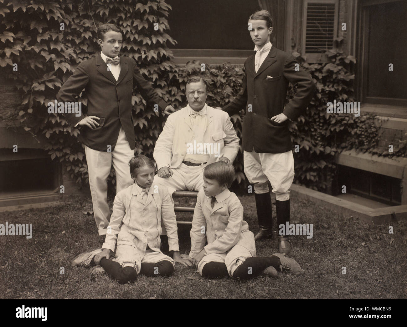 Le président américain Theodore Roosevelt entouré par ses quatre fils, Portrait en pied, photo de Pach Bros., 1907 Banque D'Images