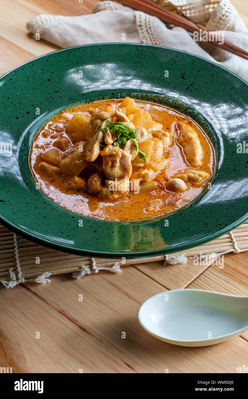 La nourriture thaïe épicée au lait de coco curry massaman soupe avec poulet et pommes de terre Banque D'Images