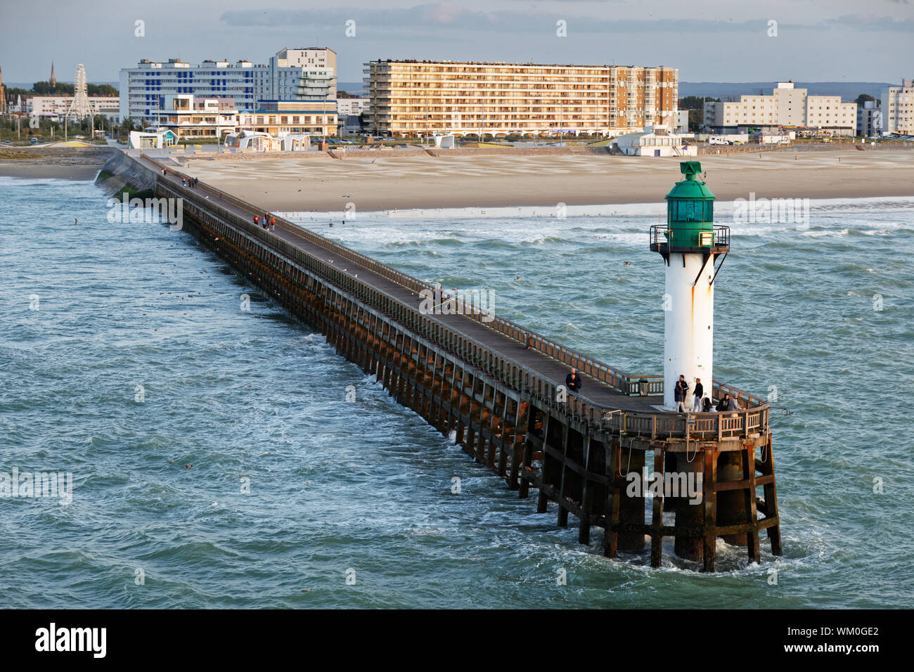 La promenade et phare de Calais en France Banque D'Images