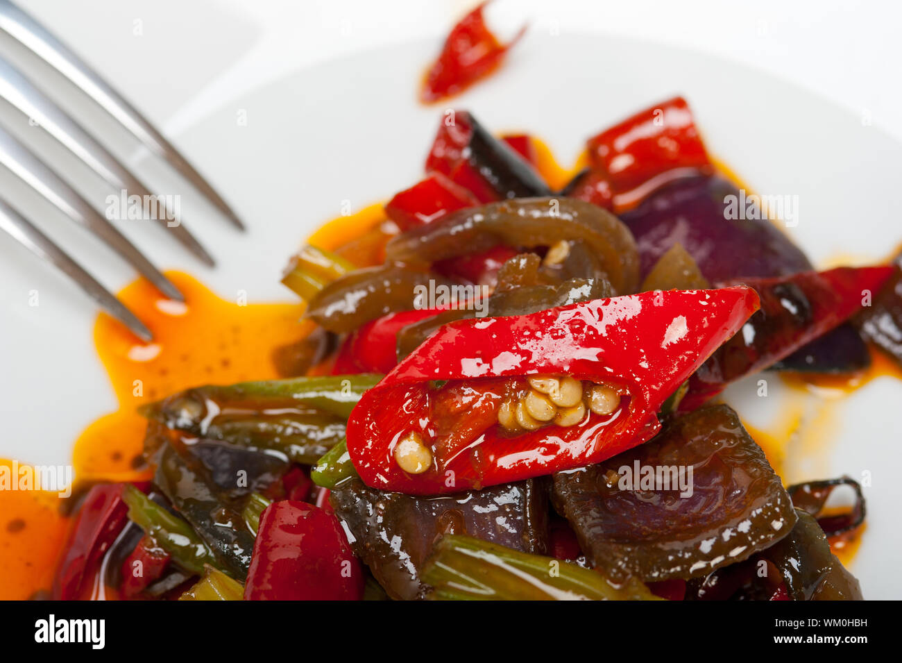 Piment et légumes frits sur un wok casserole Banque D'Images