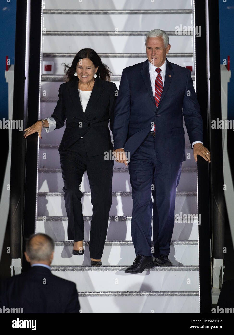 Le Vice-président américain Mike Pence et la deuxième Dame Karen Pence arrivent à l'aéroport de Stansted pour le début d'une visite officielle au Royaume-Uni. Banque D'Images